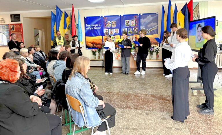 ГЕРОЇ ЖИВУТЬ У НАШИХ СЕРЦЯХ. ЇХ ПОДВИГ ШАНУЮТЬ МОЛОДІ ХМЕЛЬНИЧАНИ
