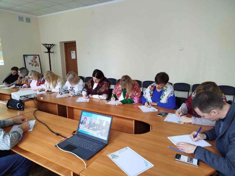 ОСВІТЯНИ ХМЕЛЬНИЦЬКОЇ ГРОМАДИ ДОЛУЧИЛИСЯ ДО ДИКТАНТУ НАЦІОНАЛЬНОЇ ЄДНОСТИ