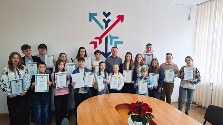 ЮНІ ХМЕЛЬНИЧАНИ У СТРОЮ. В ДЕНЬ ЗАХИСТУ ДІТЕЙ ВІДЗНАЧИЛИ МАЛЕНЬКИХ ВОЛОНТЕРІВ