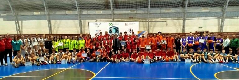 МІСЬКИЙ ГОЛОВА НАГОРОДИВ ПЕРЕМОЖЦІВ ШКІЛЬНОЇ ЛІГИ З БАСКЕТБОЛУ