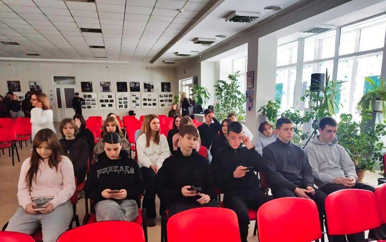 СВІТЛИНИ, ЩО ВИХОВУЮТЬ НАЦІЮ. ХМЕЛЬНИЦЬКІ ШКОЛЯРІ НА ФОТОВИСТАВЦІ ВІЙСЬКОВОСЛУЖБОВЦІВ «АЗОВУ»
