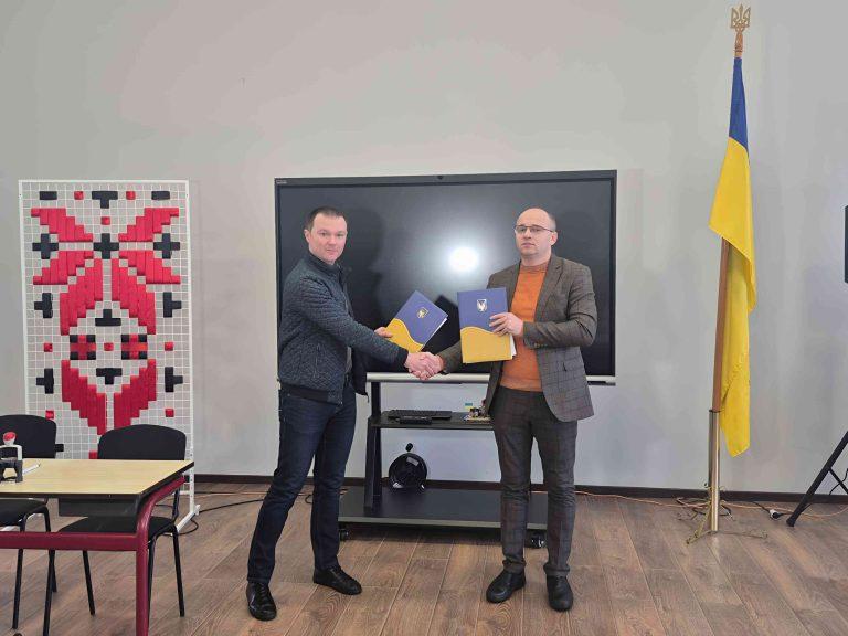 ОСВІТНЄ ПАРТНЕРСТВО ЗАРАДИ МАЙБУТНЬОГО. ПІДПИСАНО МЕМОРАНДУМ ПРО СПІВПРАЦЮ З ХМЕЛЬНИЦЬКИМ НАЦІОНАЛЬНИМ УНІВЕРСИТЕТОМ