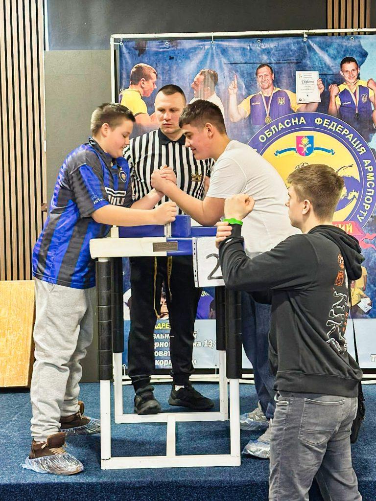 У ХМЕЛЬНИЦЬКОМУ ВІДБУВСЯ ЧЕМПІОНАТ МІСТА З РУКОБОРСТВА СЕРЕД УЧНІВСЬКОЇ МОЛОДІ