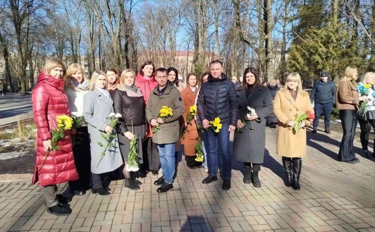 ПЕДАГОГИ ТА УЧНІ ГРОМАДИ ВШАНУВАЛИ ПАМ’ЯТЬ ТАРАСА ШЕВЧЕНКА