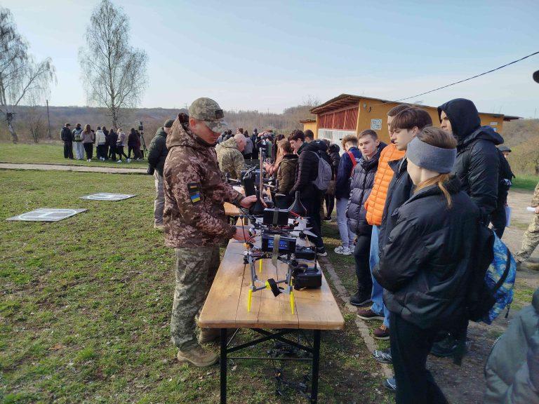 У ХМЕЛЬНИЦЬКІЙ ГРОМАДІ ПРОВЕДЕНО НАВЧАЛЬНО-ПОЛЬОВІ ЗАНЯТТЯ ДЛЯ ОДИНАДЦЯТИКЛАСНИКІВ