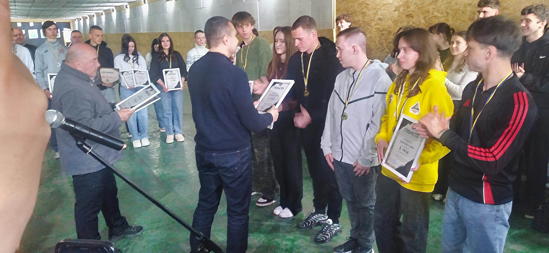 ЗАВЕРШИЛИСЯ ТЕМАТИЧНІ ЗМАГАЛЬНІ ЗБОРИ З ВИПУСКНИКАМИ. МІСЬКИЙ ГОЛОВА НАГОРОДИВ ПЕРЕМОЖЦІВ