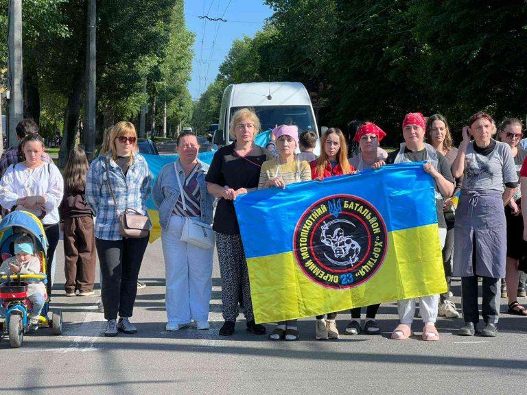 У ХМЕЛЬНИЦЬКІЙ ГРОМАДІ ШАНУЮТЬ УКРАЇНСЬКИХ ГЕРОЇВ