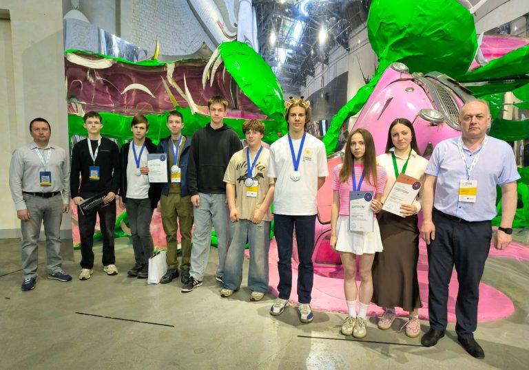 ХМЕЛЬНИЦЬКІ ШКОЛЯРІ ПІДКОРЮЮТЬ ВСЕУКРАЇНСЬКУ ОЛІМПІАДУ З ІНФОРМАТИКИ