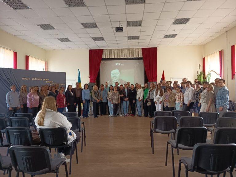 ПАМ’ЯТЬ БЕЗ ФАЛЬСИФІКАЦІЙ. У ХМЕЛЬНИЦЬКОМУ ПЕДАГОГИ ПЕРЕОСМИСЛЮЮТЬ ПОСТАТІ УКРАЇНСЬКИХ ГЕРОЇВ І РУЙНУЮТЬ ІМПЕРСЬКІ МІФИ
